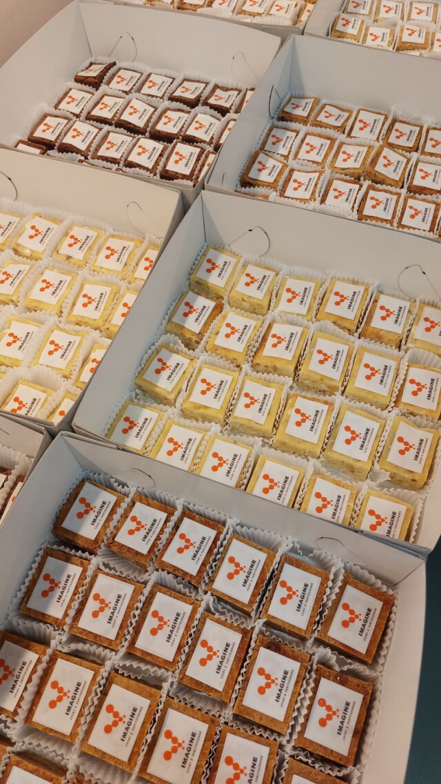 Gepersonaliseerd gebak met logo