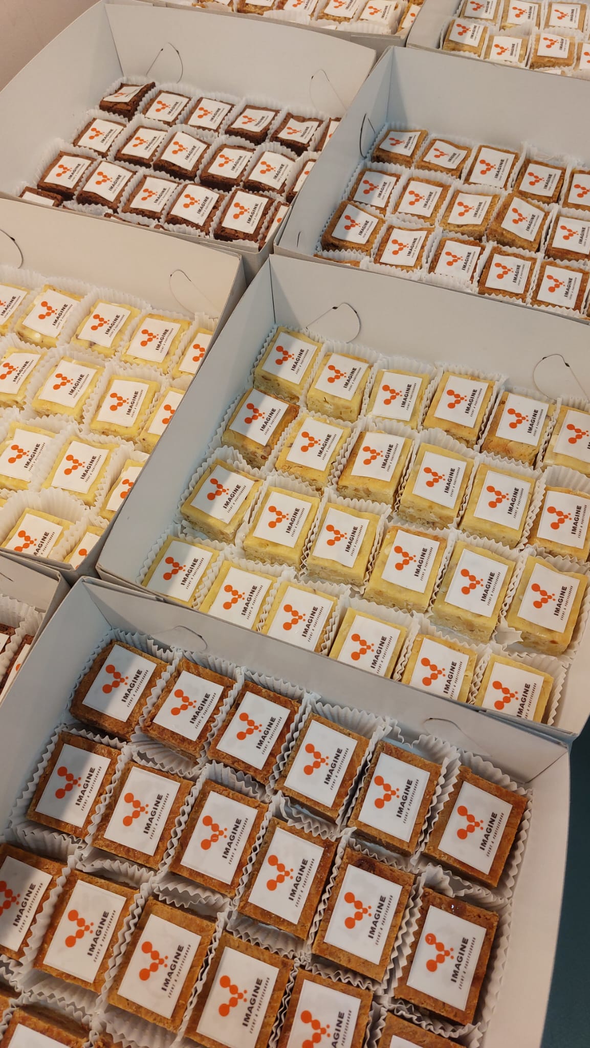 Gepersonaliseerd gebak met logo
